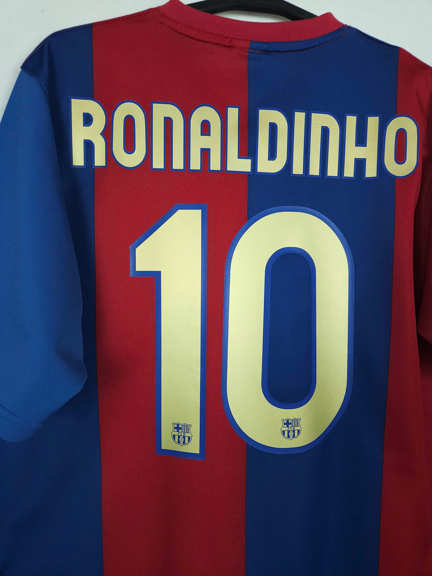 2006-07 Barcelona Home Shirt Ronaldinho #10