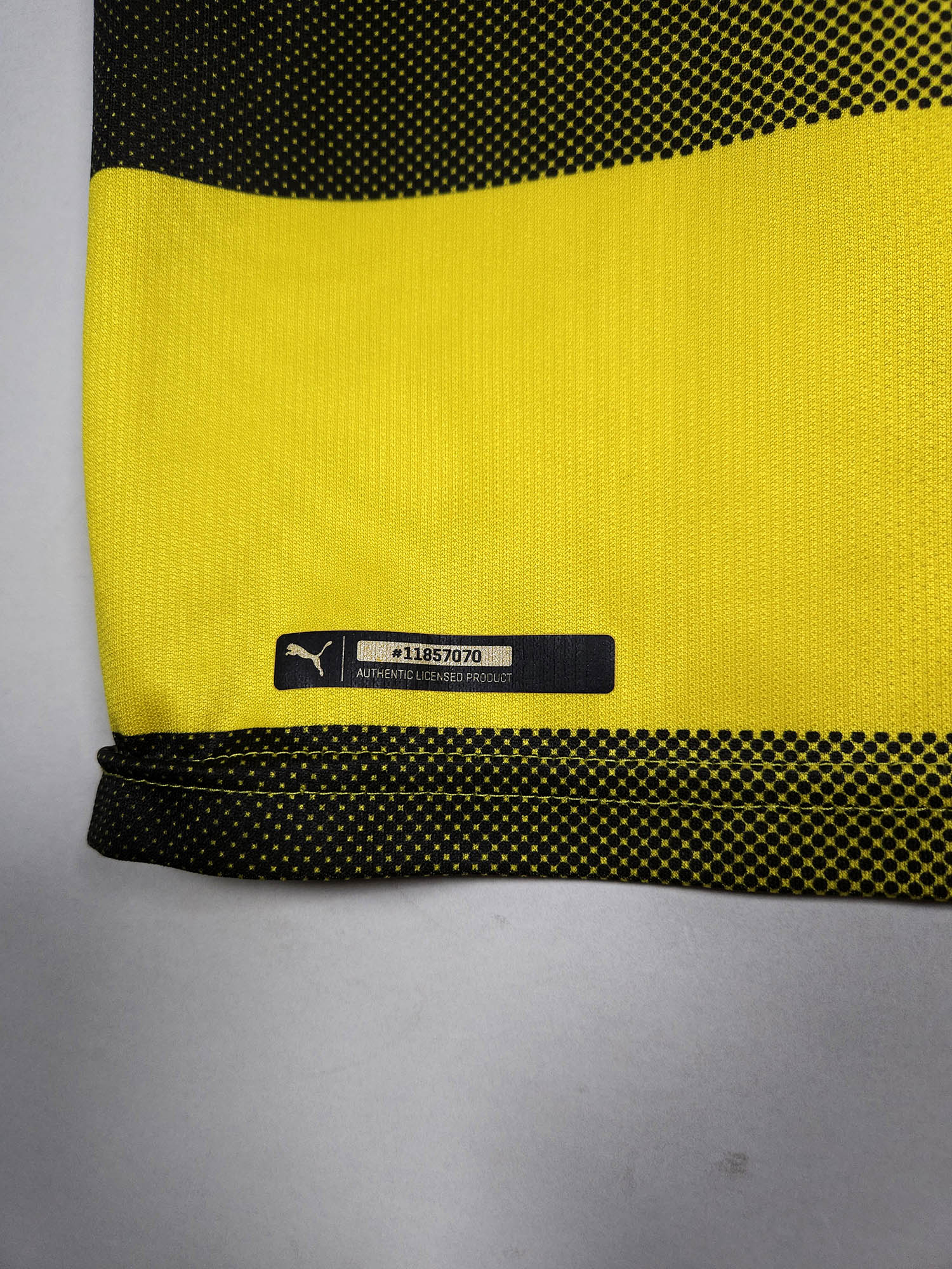2017-18 Borussia Dortmund Home Shirt detailed view 3