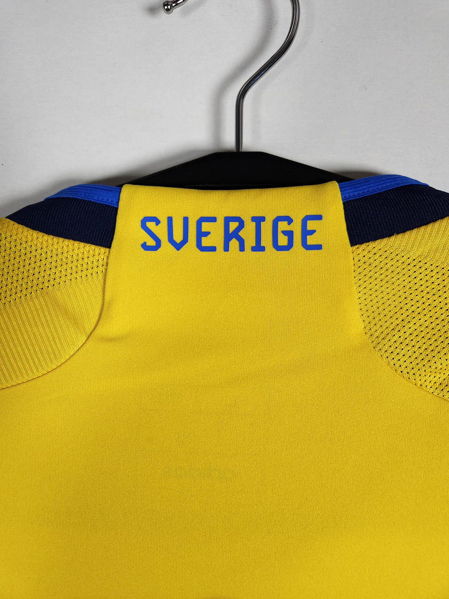 2022-23 Sweden Home Shirt detailed view 3
