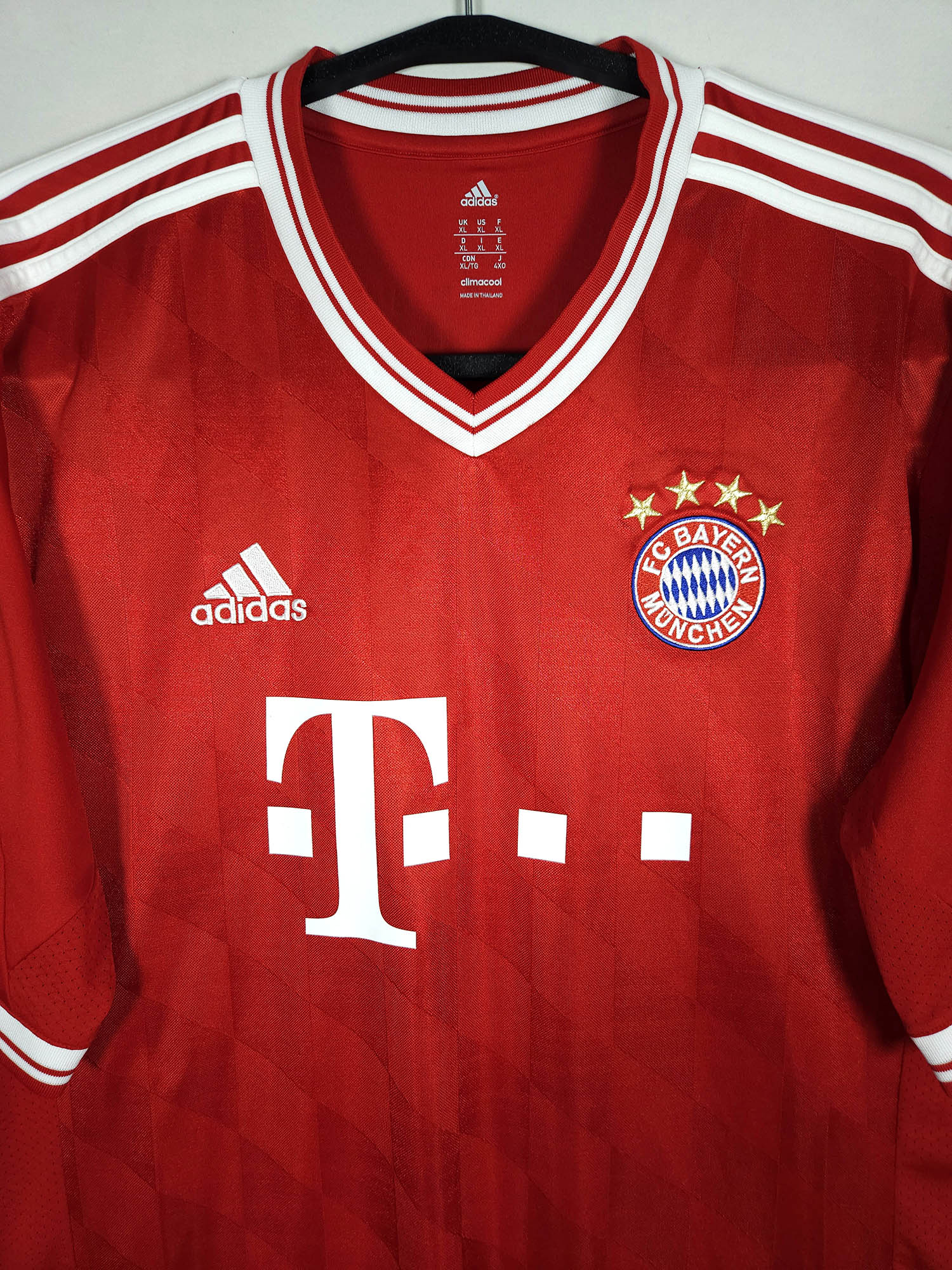 2013-14 Bayern Munich Home Shirt detailed view 1
