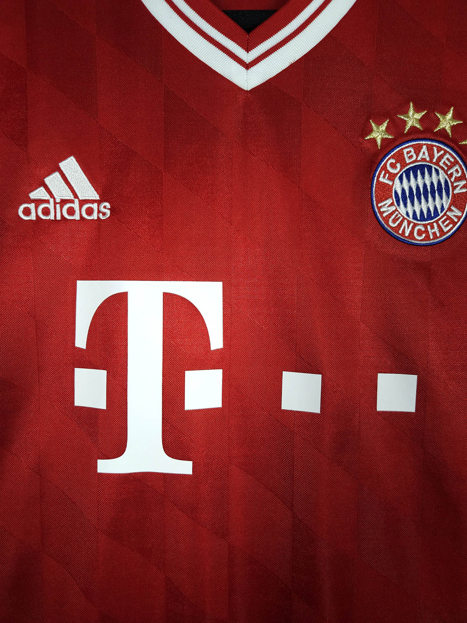 2013-14 Bayern Munich Home Shirt detailed view 2
