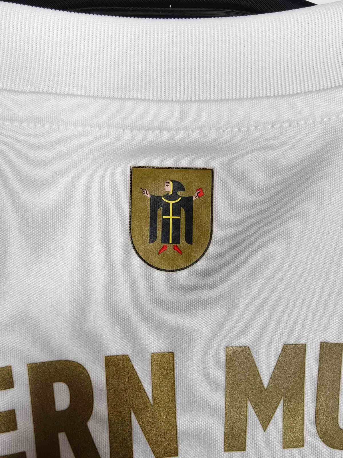 2022-23 Bayern Munich Away Shirt Müller #25 - detailed view