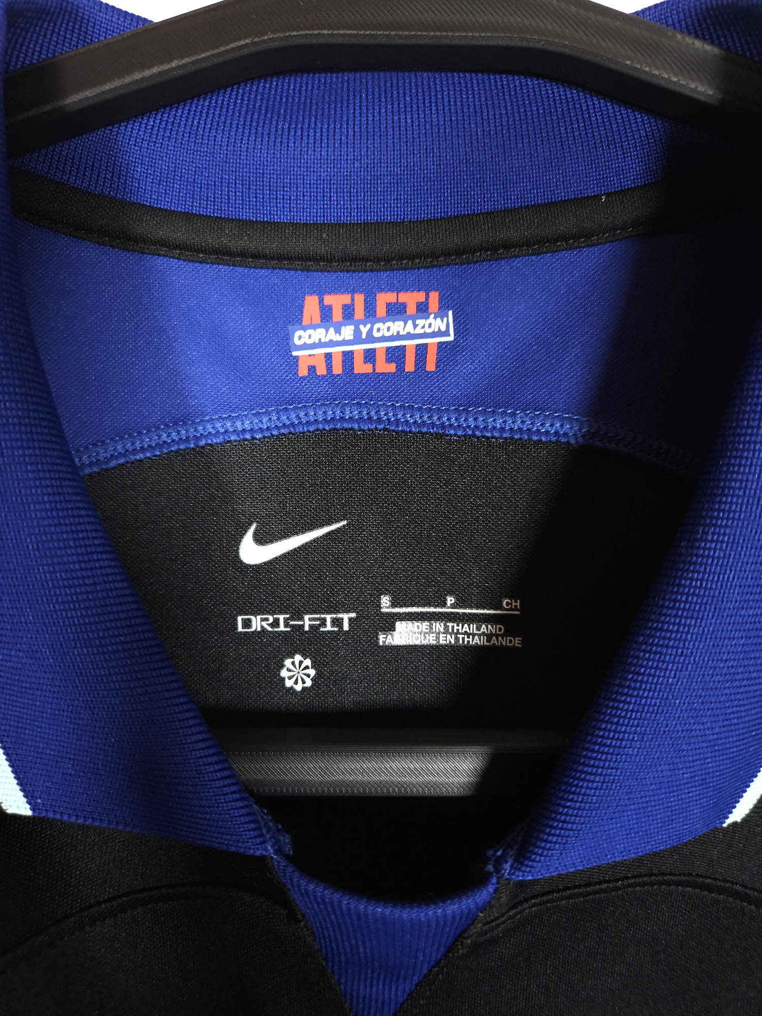 2022-23 Atletico Madrid Away Shirt detailed view 3