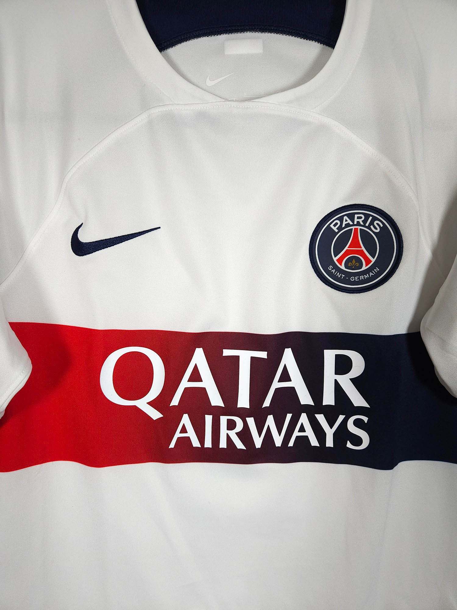 2023-24 Paris Saint-Germain Away Shirt detailed view 1