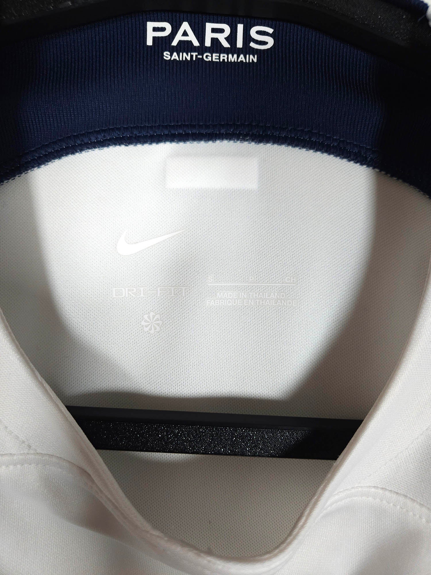 2023-24 Paris Saint-Germain Away Shirt detailed view 3