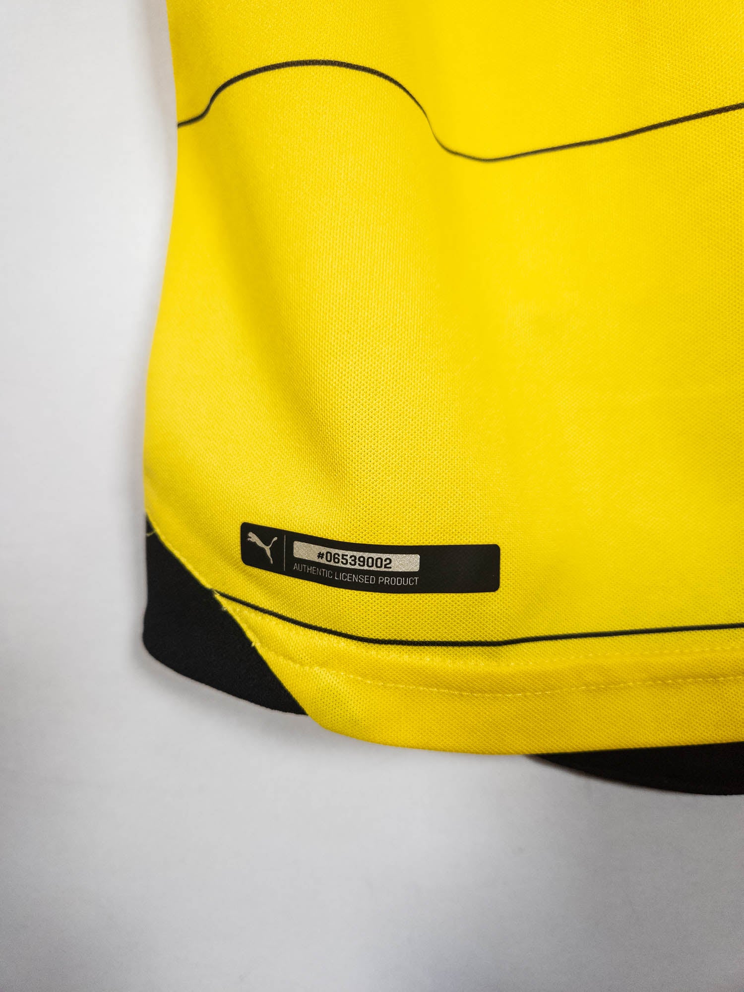 2015-16 Borussia Dortmund Home Shirt detailed view 2