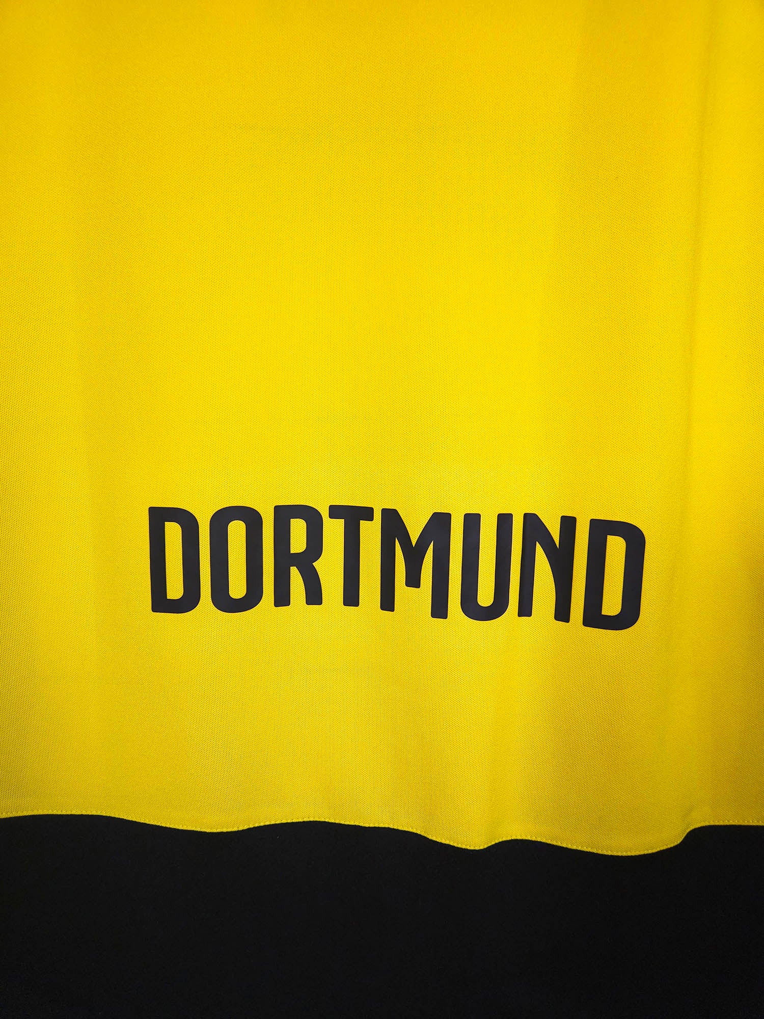 2015-16 Borussia Dortmund Home Shirt detailed view 3