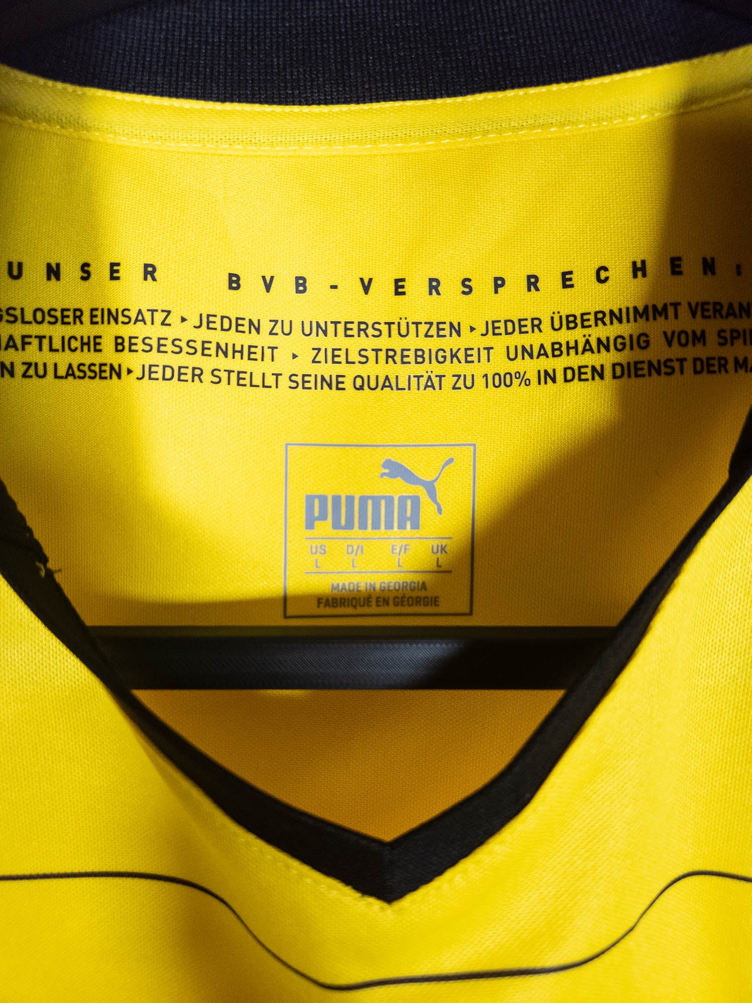 2015-16 Borussia Dortmund Home Shirt detailed view 4