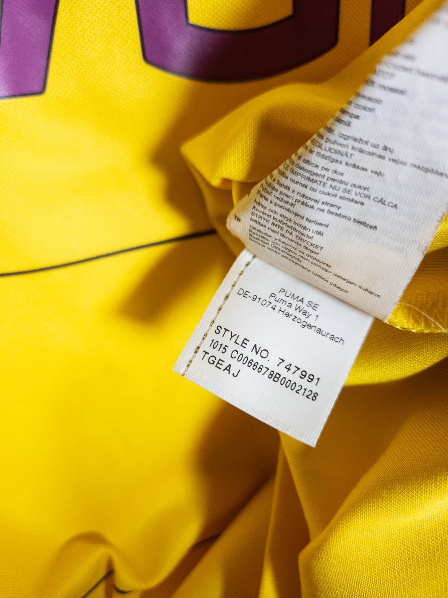2015-16 Borussia Dortmund Home Shirt detailed view 5