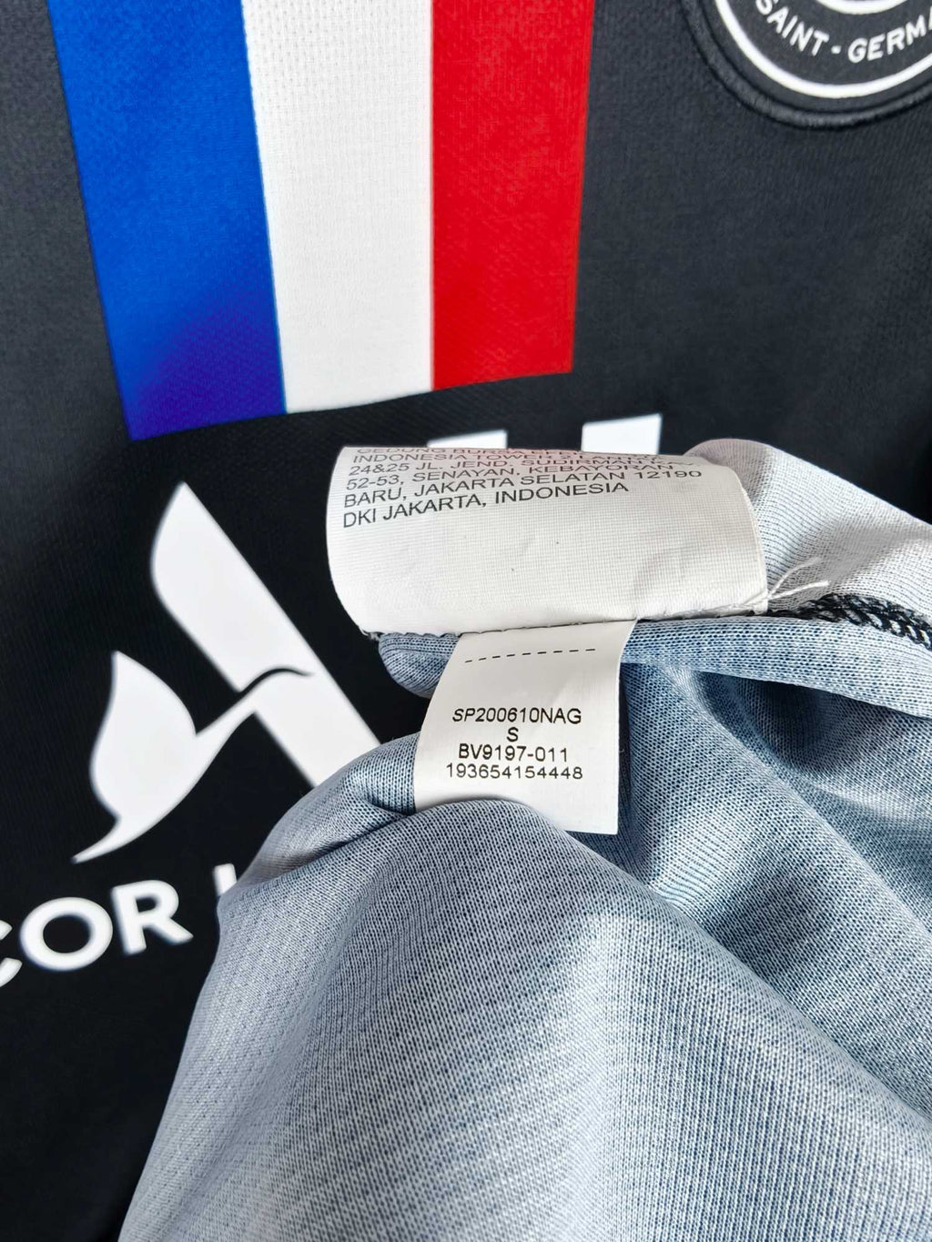 2019-20 Paris Saint-Germain Fourth Shirt Neymar Jr #10 - detailed view